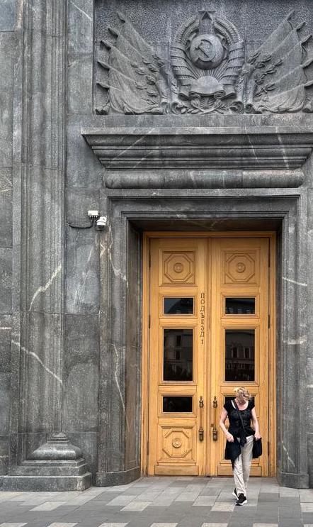 Лубянка — проходящий поток, Королева на фоне таблички